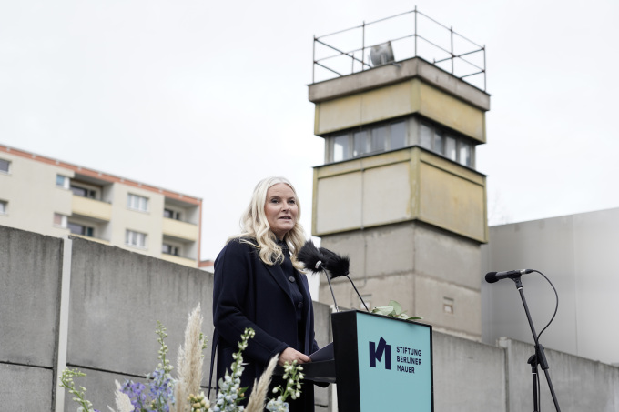In her remarks at the wall, Crown Princess Mette-Marit recalled the hope and optimism that spread after the fall of the Berlin Wall and praised Germany’s current efforts to advance peace and freedom. Photo: Heiko Junge, NTB